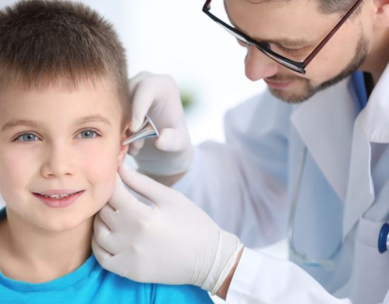 Koji su simptomi nakupljanja ušnog voska? Bebe.hr portal