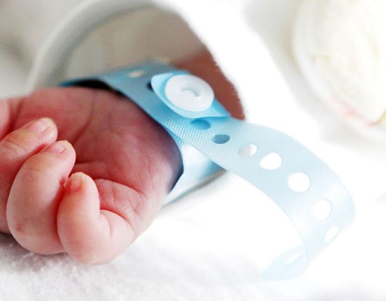 Što označava kada novorođenče ima plavkastu boju kože? Bebe.hr portal