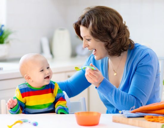 Prva bebina čvrsta hrana: Kako uvesti čvrstu hranu Bebe.hr portal