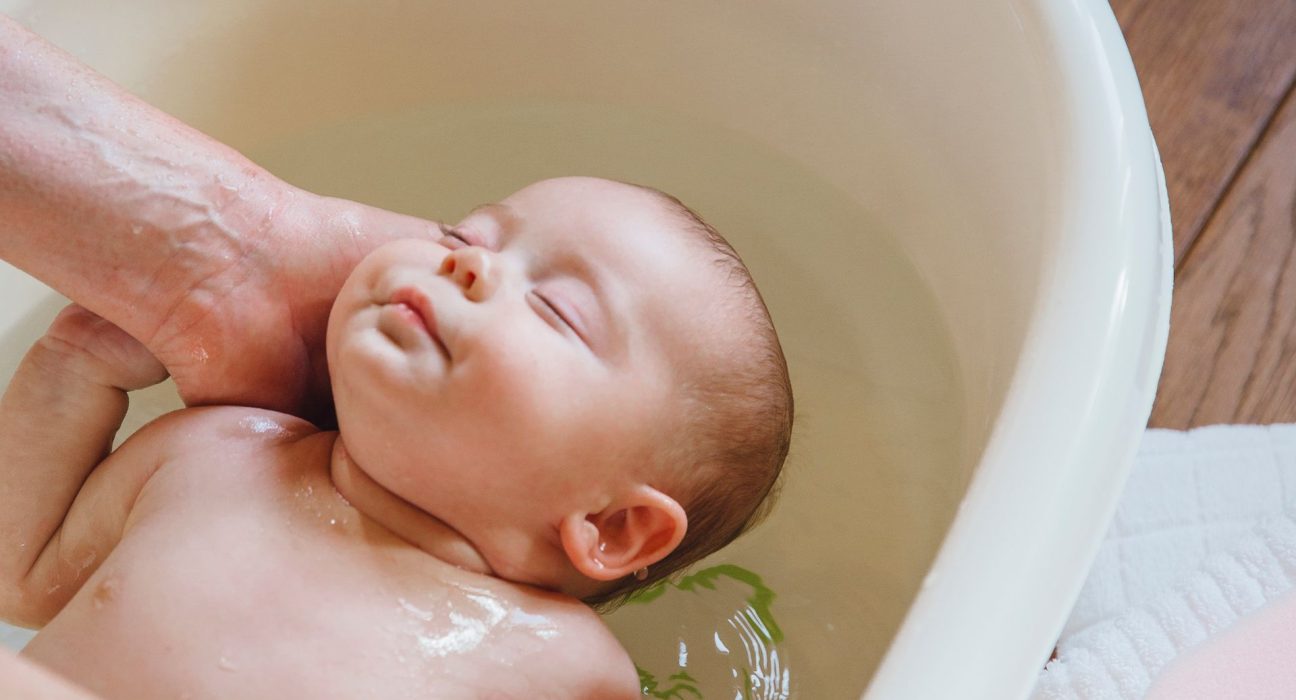 5 savjeta za kupanje i zaštitu bebine kože ove zime Bebe.hr portal