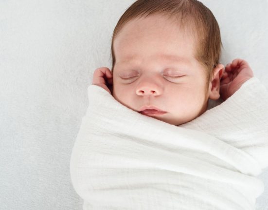 Treba li novorođenčadi mir i tišinu za spavanje? Bebe.hr portal