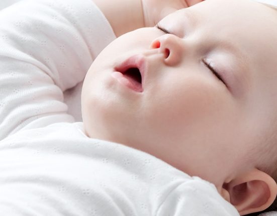 Što osigurati svom malom djetetu za odgovarajuće okruženje za spavanje? Bebe.hr portal