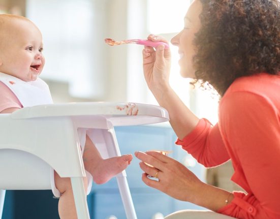 Kada i kako započeti s krutom hranom? Bebe.hr portal