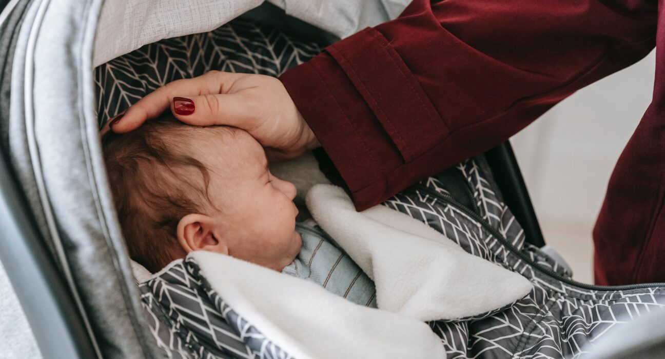 Beba spava u kolicima