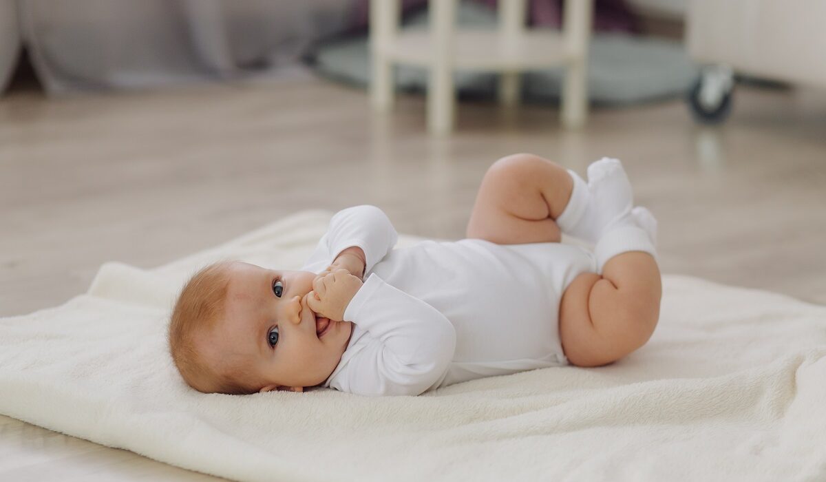 kada se beba počinje okretati na trbuh