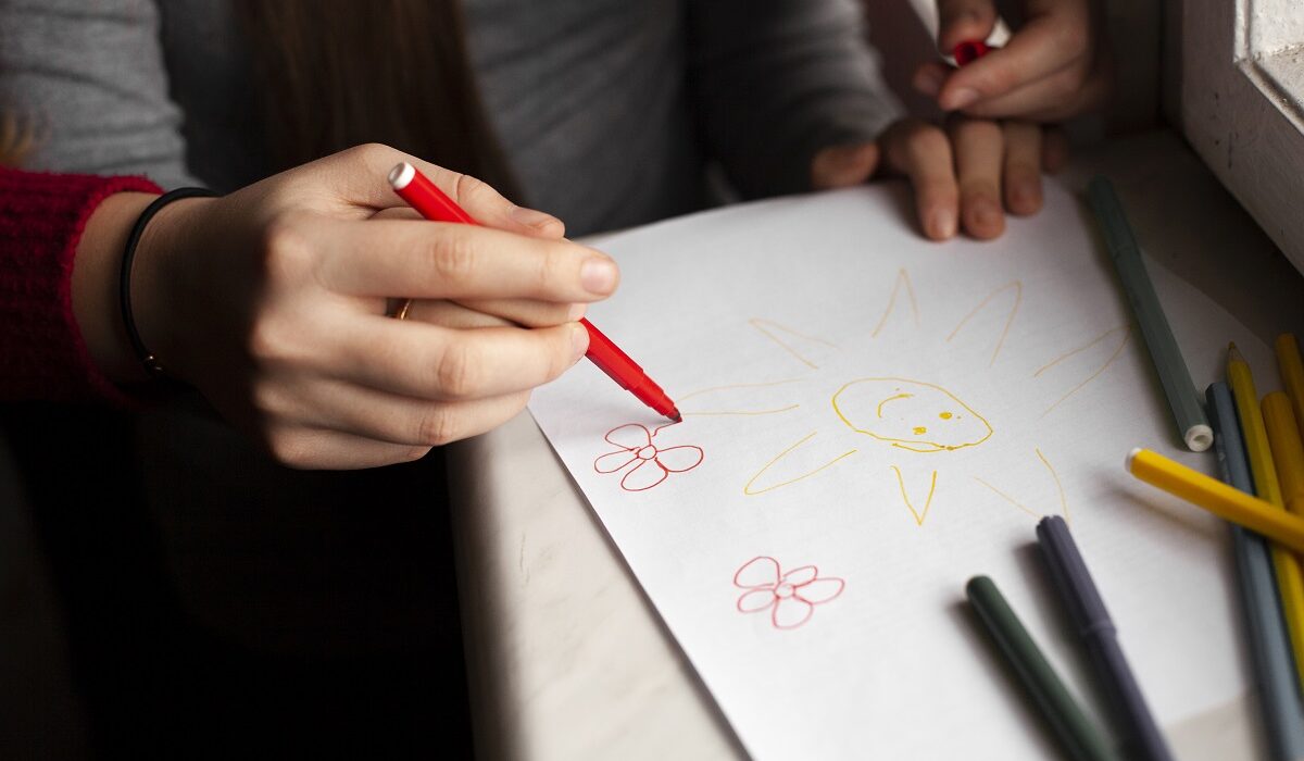 Crtajmo na putovanju dijete na papiru s bojicama crta zadatke koje mu na putovanju zadaje roditelj