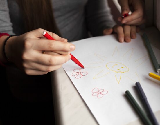 Crtajmo na putovanju dijete na papiru s bojicama crta zadatke koje mu na putovanju zadaje roditelj