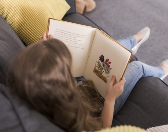 naslovi za djecu djeca čitaju knjige i uživaju u novim znanjima i inspirativnim naslovima