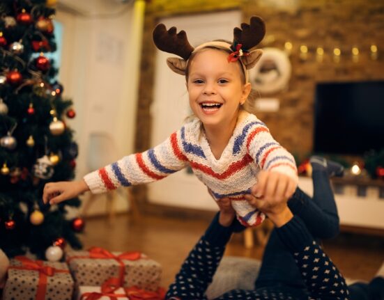Kako organizirati božićnu proslavu kod kuće s djecom i bez stresa