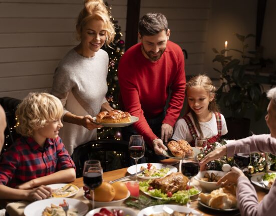 Božićni stol za odrasle i djecu