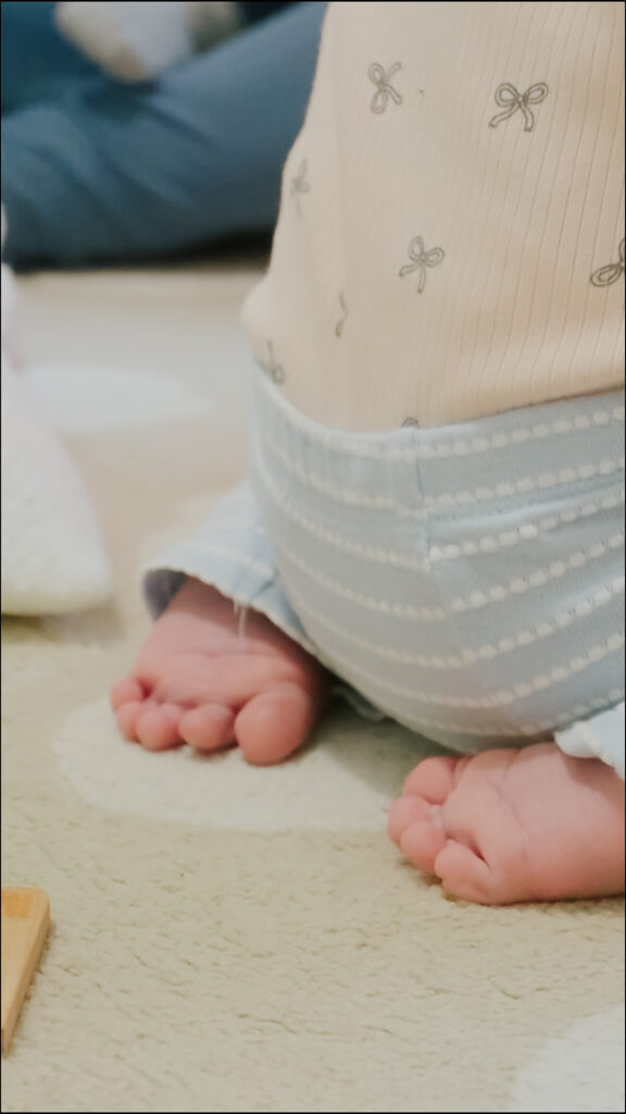 Bose dječje nogice na podlozi za vježbanje