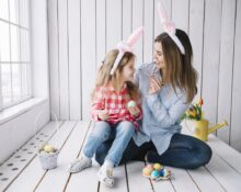 Uskrs u obitelji mama i djeca i ofarbana jaja