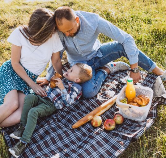 Obiteljski piknik na travi u parku Maksimir na 1. maj dan rada