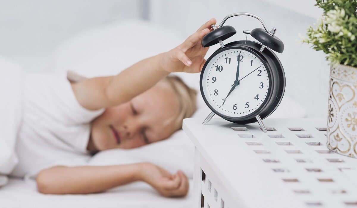 Usnuli dječak prekida alarm na satu